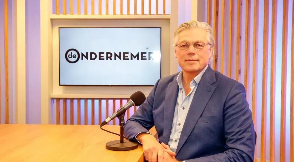 Gast aan tafel in de studio tijdens de opname van de podcast De Ondernemer