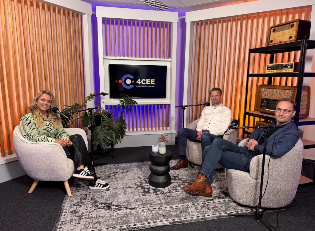 Presentatrice en twee gasten in fauteuils tijdens de opname van de 4CEE-podcast in de studio